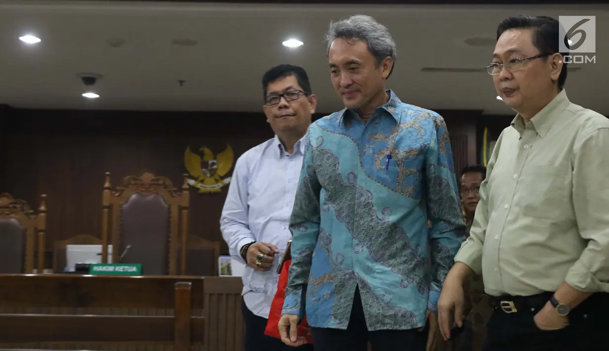 Terdakwa suap kepada mantan panitera PN Jakarta Pusat, Edy Nasution (tengah) usai menjalani sidang pembacaan putusan di Pengadilan Tipikor, Jakarta, Rabu (6/3). Eddy dijatuhi hukuman 4 tahun penjara dan denda Rp200 juta. (Liputan6.com/Helmi Fithriansyah)