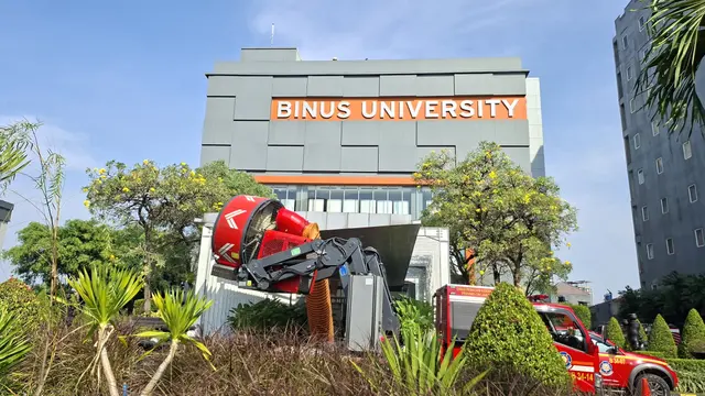 Kebakaran melanda auditorium lantai 4 Kampus Binus Cakra, Kebon Jeruk, Jakarta Barat, Jumat (22/5/2026) (Liputan6.com/Ady Anugrahadi)
