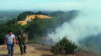 Kebakaran yang menimpa kawasan Ulu Kasok yang pemandangannya mirip Raja Ampat itu menghanguskan sejumlah warung. (Liputan6.com/M Syukur)