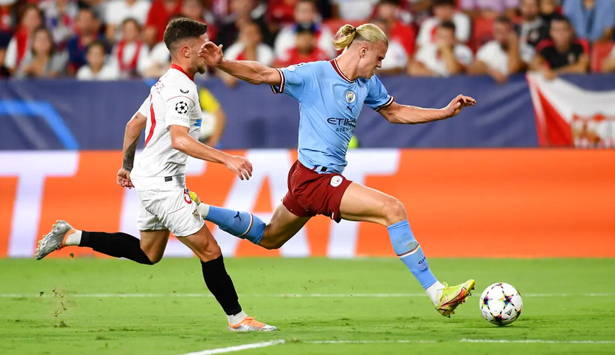 Pemain Manchester City Erling Haaland (kanan) mencoba melakukan tendangan saat melawan Sevilla pada pertandingan sepak bola grup G Liga Champions di Seville, Spanyol, 6 September 2022. Manchester City menang 4-0. (AP Photo/Jose Breton)