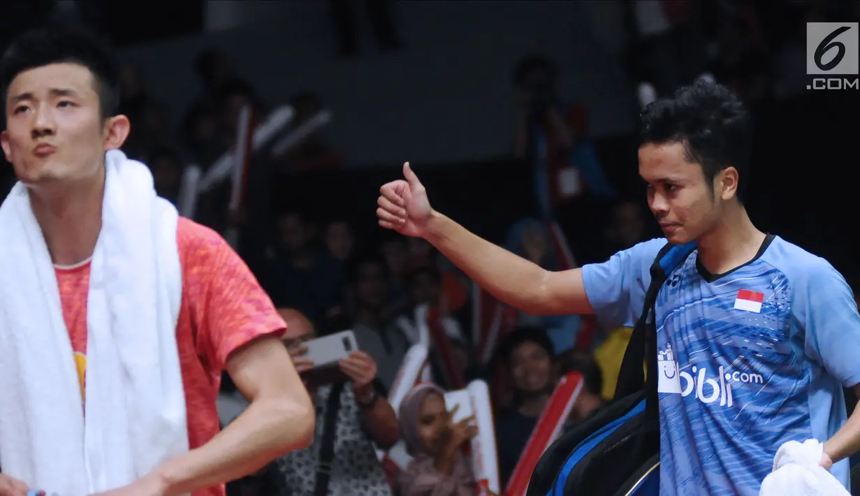 Tunggal putra Indonesia, Anthony Sinisuka Ginting (kanan) usai mengalahkan Chen Long (China) pada perempat final Indonesia Masters 2018 di Istora Senayan, Jakarta, Jumat (26/1). Anthony unggul 21-11 16-21 21-18. (Liputan6.com/Helmi Fithriansyah)