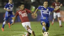 Pemain Persib, Rachmad Hidayat (kanan), berebut bola dengan pemain Bali United, Ganjar Mukti Muhardiyana, dalam laga persahabatan di Stadion Siliwangi, Bandung, Sabtu (13/2/2016). (Bola.com/Vitalis Yogi Trisna) 