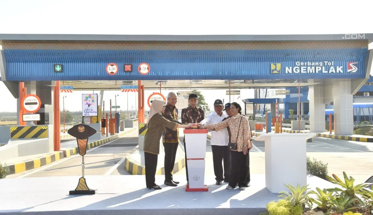 Presiden Joko Widodo (ketiga kiri) menekan tombol sirine saat meresmikan jalan tol Solo-Ngawi ruas Kartasura-Sragen, Minggu (15/7). (Liputan6.com/Pool/Biro Pers Setpres)