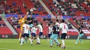 Penjaga gawang Inggris Jordan Pickford meninju bola saat melawan Austria pada pertandingan persahabatan di Stadion Riverside, Middlesbrough, Inggris, Rabu (2/6/2021). Inggris mengalahkan Austria dengan skor 1-0. (Lindsey Parnaby, Pool via AP)