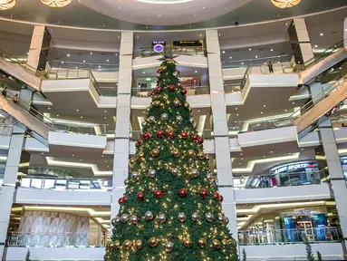 Pohon Natal Raksasa di Mall Taman Anggrek, Jakarta, Senin (21/12/2020). Mengangkat tema “Christmas Merry and Bright”,  dalam kondisi pandemi Covid-19, Mal Taman Anggrek tetap mendekor interior mal. (Liputan6.com/Faizal Fanani)