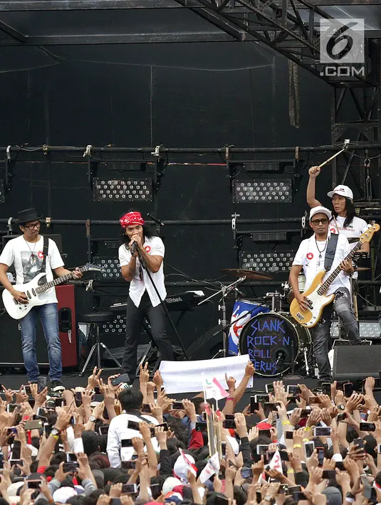 Grup band SLANK tampil membawakan lagu dalam pagelaran Konser Putih Bersatu di Stadion GBK, Senayan, Jakarta, Sabtu (13/4). SLANK membuka penampilan dengan lagu berjudul Mars Slankers, Kuil Cinta dan Lo Harus Gerak. (Fimela.com/Bambang Eros)