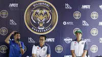 Pelatih Siliwangi Bandung, Ali Budimansyah, memberikan keterangan pers di Bandung, Kamis (30/11/2017). Siliwangi Bandung mengenalkan skuad baru untuk menyongsong kompetisi IBL musim depan. (Bola.com/M Iqbal Ichsan)