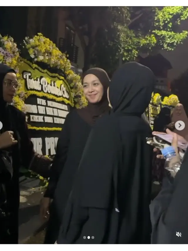 5 Momen Tya Ariestya Melayat ke Rumah Duka Gary Iskak, Beri Semangat Richa Novisha
