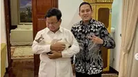 Prabowo Subianto sedang menggendong kucing disaksikan sekretaris pribadinya, Rizky Irmansyah. (dok.Instagram @rizky_irmansyah/https://www.instagram.com/p/BtI_RMEF5hp/Henry