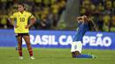 Reaksi pemain Kolombia Leicy Santos (kiri) dan pemain Brasil Duda pada akhir pertandingan final sepak bola Copa America putri di Bucaramanga, Kolombia, 30 Juli 2022. Brasil menang 1-0. (AP Photo/Dolores Ochoa)