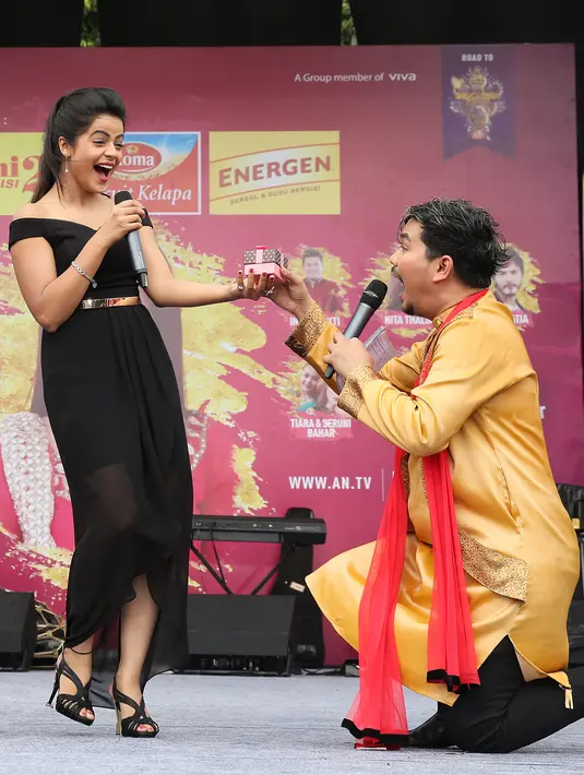 Sebagai seorang aktris yang sibuk dalam dunia aktingnya, ternyata Jigyasa juga punya sifat usil. Terbukti saat ia hadir di acara Meet and Greet di Kota Bogor pada Sabtu (28/1) lalu, dimana Jigyasa usil terhadap Indra Bekti. (Bambang E. Ros/Bintang.com)