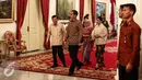 Presiden Joko Widodo dan Wakil Presiden Jusuf Kalla beserta para istrinya hadir dalam Silaturahmi Idul Fitri 1437 H di Istana Negara, Jakarta, Senin (11/7). Para Menteri dan pejabat negara hadir dalam acara tersebut. (Liputan6.com/Faizal Fanani)