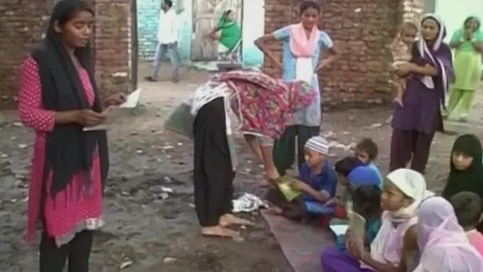 Beragama Hindu, Gadis Ini Ajarkan Anak-anak Membaca Alquran