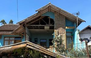 Sebuah rumah mengalami kerusakan parah usai dihantam gempa bumi di Kabupaten Bandung, Jawa Barat. (Antara)