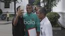 Fans berfoto selfie bersama Manahati Lestusen di Istana Negara, Jakarta (19/12/2016). (Bola.com/Nicklas Hanoatubun)