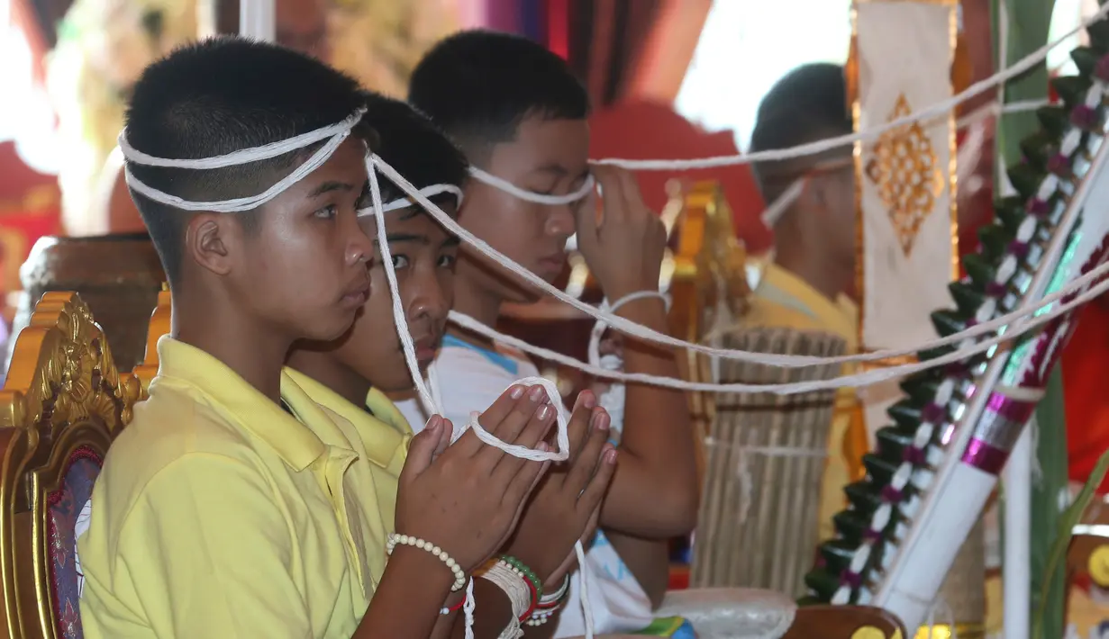 Anggota tim sepak bola remaja Thailand berdoa saat mengikuti ritual di Distrik Mae Sai, Chiang Rai, Kamis (19/7). Ritual dilakukan setelah 12 remaja Thailand yang sebelumnya terjebak di dalam gua berhasil diselamatkan. (AP Photo/Sakchai Lalit)