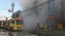 Petugas pemadam kebakaran berjibaku memadamkan kebakaran yang melanda rumah sakit Sejong, di Milyang, Korea Selatan,  Jumat (26/1). Setidaknya 31 orang tewas dan lebih dari 50 lainnya cedera dalam kebakaran maut tersebut. (Kim Dong-mi/Yonhap via AP)