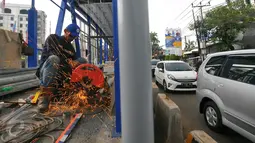 Molornya proyek Pembangunan jalan layang bus Transjakarta koridor XIII Ciledug - Tendean dikarenakan proses pembebasan lahan di wilayah Pesanggrahan, Jakarta Selatan belum bisa dilaksanakan dengan baik, Jakarta, Senin (26/12). (Liputan6.com/Angga Yuniar)