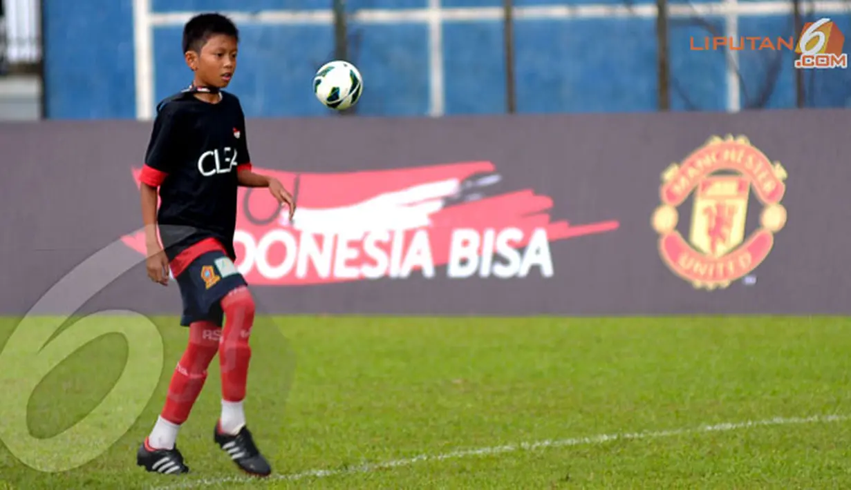 Salah satu anak SSB Asiop Apacinti terlihat serius dalam menjalani Training Camp Ayo Indonesia Bisa di Lapangan C Senayan Jakarta (Liputan6.com/Helmi Fithriansyah)