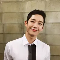 Jung Hae In pun meraih banyak tawaran seperti pemotretan majalah hingga iklan. Bahkan baru-baru ini terungkap penghasilan Jung Hae In saat menjadi bintang iklan. (Foto: instagram.com/holyhaein)
