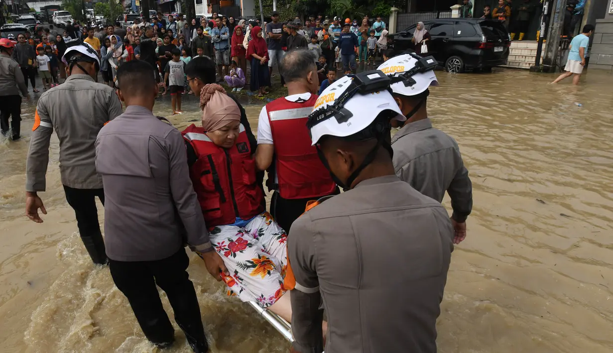 Ratusan warga terpaksa dievakuasi ke lokasi yang lebih kering atau aman. (merdeka.com/Arie Basuki)