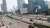 Kondisi arus lau lintas di jalur tol dalam kota dan Jalan Gatot Soebroto di Jakarta, Selasa (1/5). Peringatan Hari Buruh menyebabkan lalu lintas di sejumlah ruas jalan Ibukota menjadi lebih lengang dibanding hari biasa. (Liputan6.com/Immanuel Antonius)