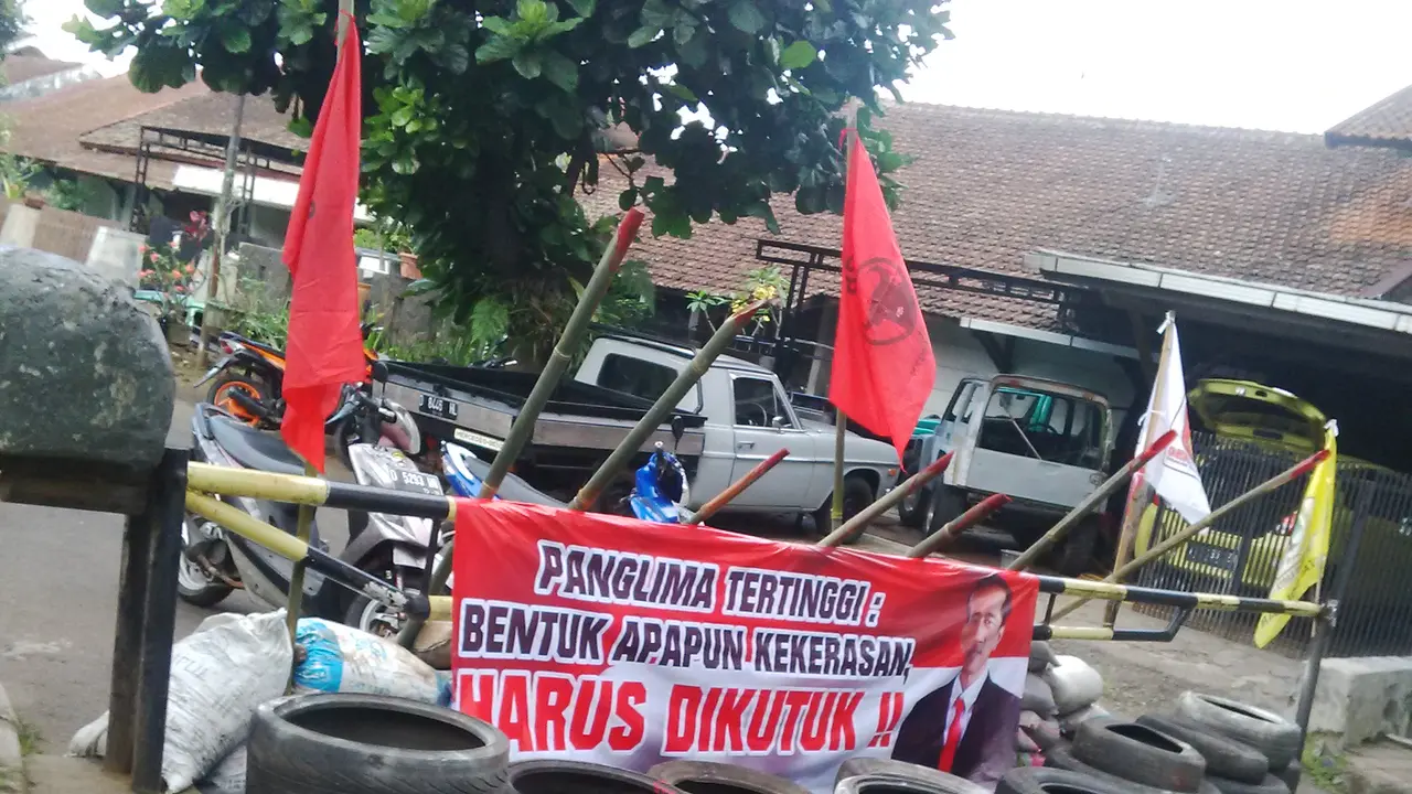 Warga Gegerkalong Bandung Pasang Bambu Runcing dan Kawat Berduri