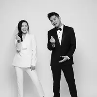 Jelang menikah, pasangan Boy William dan karen Vendela bagikan foto prewedding dengan konsep hitam-putih. (Sumber: Instagram/@karbearv)