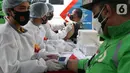 Petugas medis melakukan vaksinasi Covid-19 di sela-sela peluncuran Gerakan Vaksinasi Merdeka di Mapolda Metro Jaya, Jakarta (01/08/2021). Gerakan Vaksinasi Merdeka sebagai strategi untuk mencapai target 70% vaksinasi di Hari Kemerdekaan. (Liputan6.com/HO/Ading)