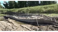 Air sungai surut, warga geger temukan bangkai kapal diduga berusia 100 tahun. (Sumber: WBRZ/CNN)