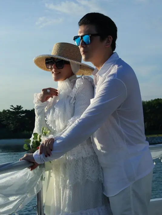 <p>Romantisnya Reino Barack memeluk sang istri dari belakang. (Foto: Instagram/ princessyahrini)</p>