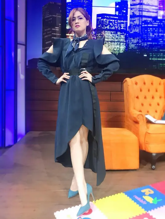 Nah kalau yang satu ini Chika juga kece banget dengan dress berwarna navy blue dengan scarf kekinian di lehernya. Style nya makin kece lantaran stiletto yang dipakai Chika berwarna biru mudanya. (Instagram/chikajessica88)