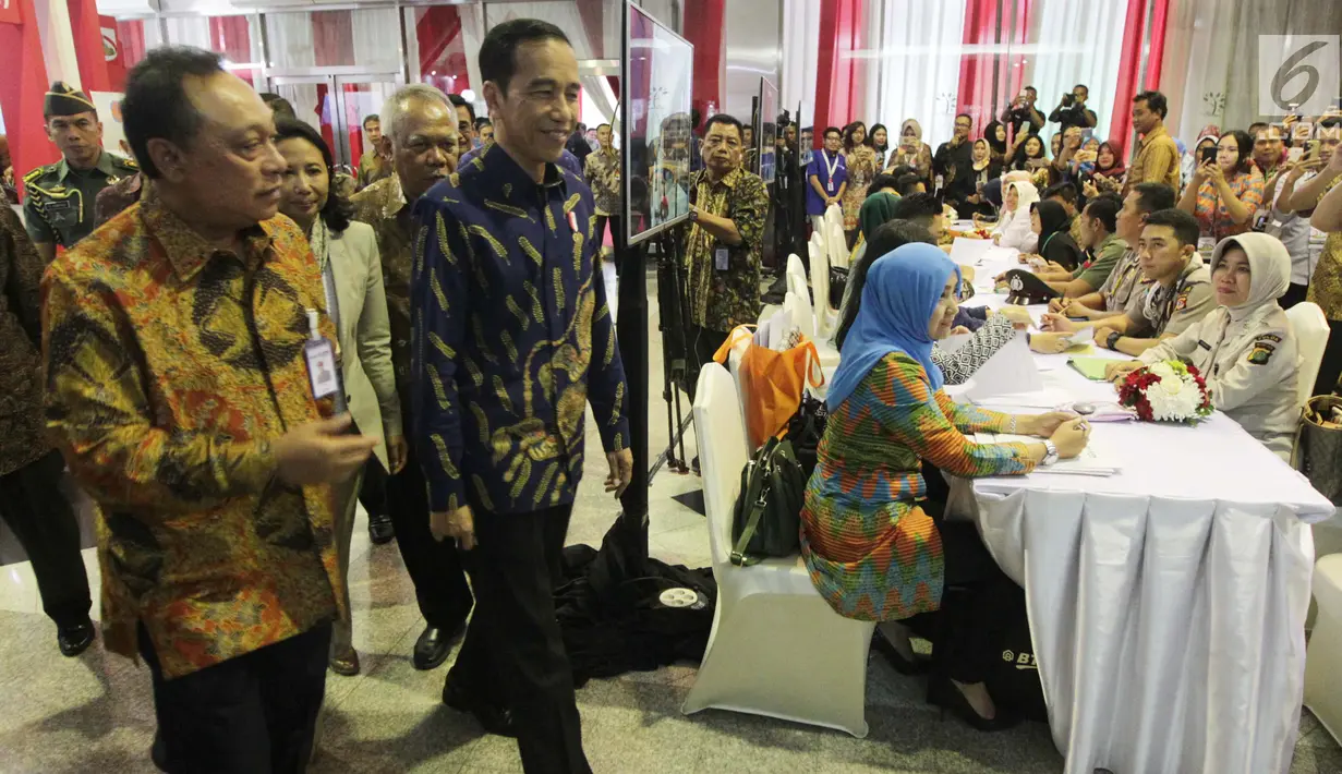 Presiden Jokowi ditemani Dirut PT BTN (Persero) Tbk berkeliling sekitar area pameran perumahan nasional Indonesia Property Expo 2017 di JCC Senayan, Jumat (11/8). Pameran itu sekaligus menyambut perayaan HUT Indonesia ke-72. (Liputan6.com/Angga Yuniar)
