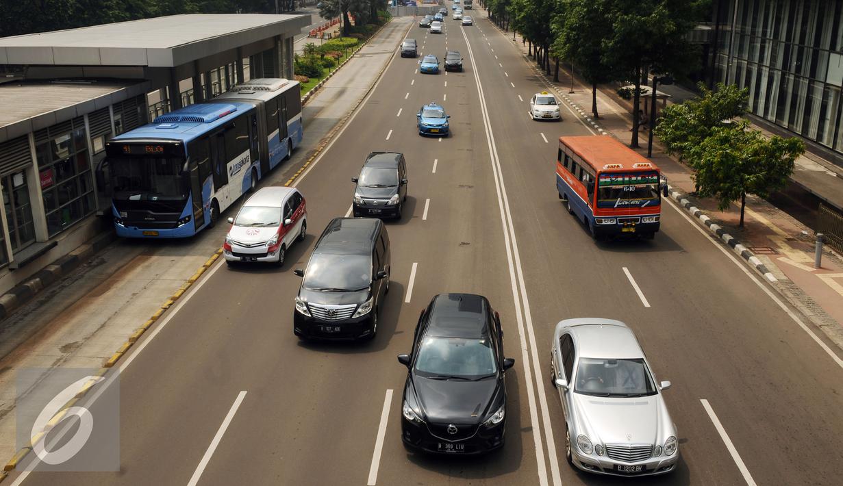 Sejumlah pengendara melintasi Jalan MH Thamrin, Jakarta, Senin (4/1/2016). Pasca libur panjang perayaan Natal 20015 dan Tahun Baru 2016, sejumlah ruas jalan ibukota mulai dipadati pengendara. (Liputan6.com/Helmi Fithriansyah)
