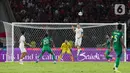Keunggulan skuad Garuda bertahan hingga peluit akhir dibunyikan. Timnas Indonesia menang 2-0 atas Arab Saudi. (Liputan6.com/Herman Zakharia)