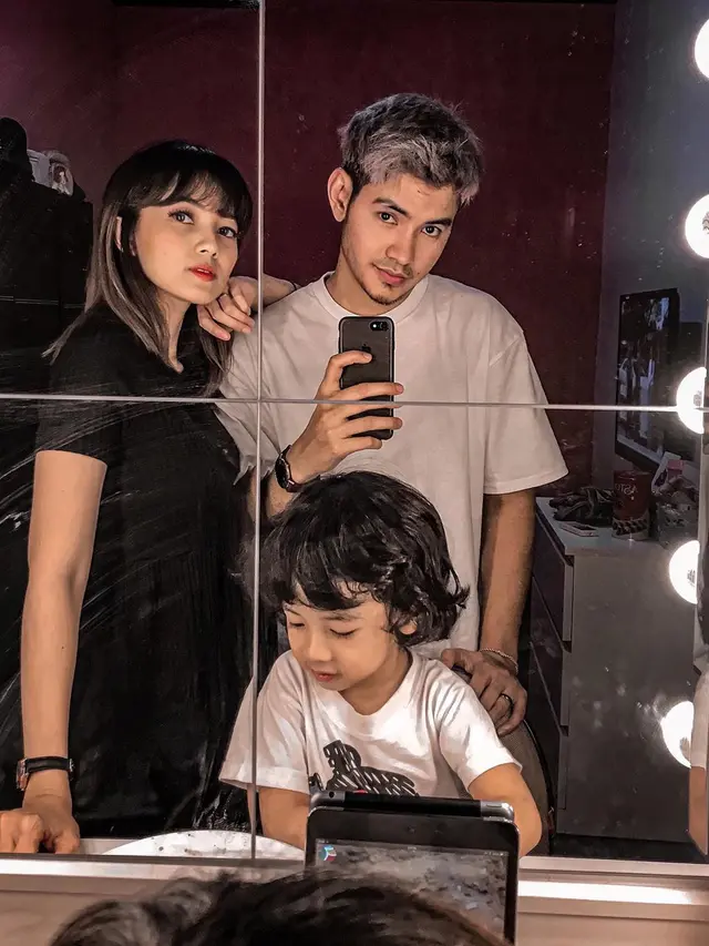 6 Beda Gaya Stefan William dan Aditya Suryo saat Momong Anak, Ayah Idaman