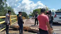 Perbaikan sementara Jembatan Sambera, Muara Badak menggunakan batang pohon kelapa.
