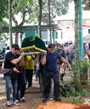 Isak tangis keluarga dan sahabat mewarnai prosesi pemakanan  komedian Taufik Lala. Tangis anak-anak mengantar ayahnya ke peristirahatan terakhirnya. Berikut potret suasana haru pemakaman Taufik Lala. [Foto: Bayu Herdianto/KapanLagi.com]