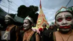 Sejumlah pria berdandan ala tokoh Punakawan saat mengawal gunungan bakpia di Jl. KS Tubun, Yogyakarta, Minggu (18/9). Kelurahan Ngampilan Yogyakarta akan membagikan secara gratis puluhan ribu bakpia pada kegiatan Merti Bakpia. (Liputan6.com/ Boy Harjanto)