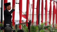 Presiden Joko Widodo (Jokowi) menjadi Inspektur upacara militer bersama Wanita TNI, Polwan dan Segenap Wanita Komponen Bangsa di Silang Monas Jakarta, Rabu (25/6). Upacara ini dalam rangka memperingati Hari Kartini 2018. (Liputan6.com/Johan Tallo)