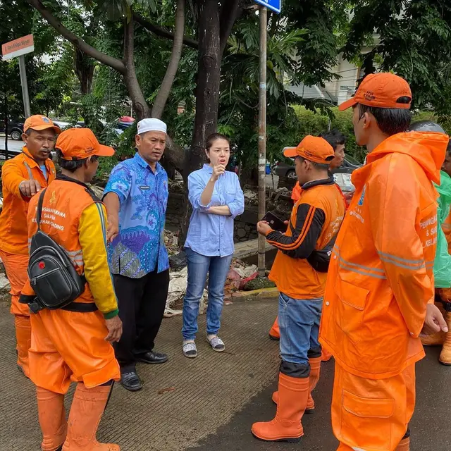 6 Potret Tina Toon Jadi Anggota DPRD DKI, Rapat Hingga Terjun Lapangan