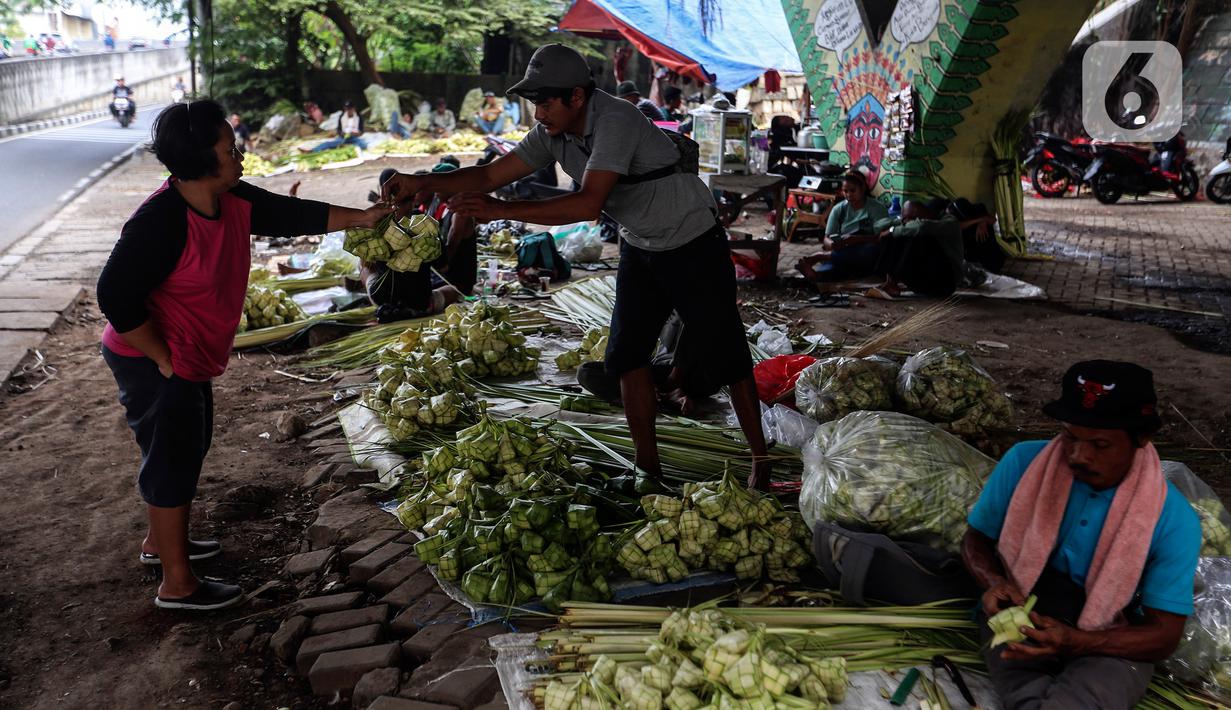Hampir di setiap rumah di masyarakat Indonesia ketika merayakan Lebaran pasti menyediakan ketupat. Hal ini sudah menjadi tradisi dan juga menu wajib yang selalu hadir ketika momen Idul Fitri. (Liputan6.com/Johan Tallo)