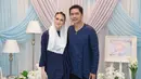 "Alhamdulillah jadi bertepatan dengan hari ke 7 (kelahiran Farvaiz) kita melaksanakan akikah sekaligus syukuran supaya cepet di doain juga," kata Donita usai acara. (Adrian Putra/Bintang.com)