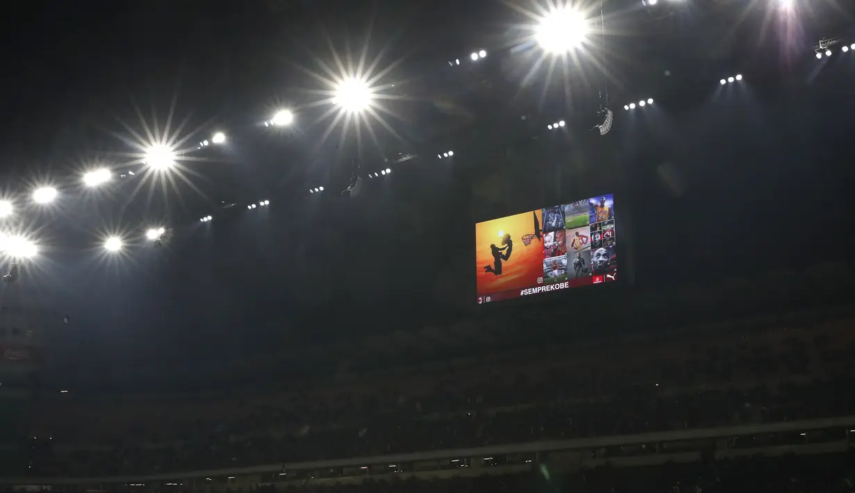 Gambar Kobe Bryant diproyeksikan di layar raksasa sebelum pertandingan AC Milan melawan Torino pada perempat final Coppa Italia di stadion San Siro (28/1/2020). Bryant memenangkan lima gelar juara NBA dan peraih medali emas Olimpiade dua kali.  (AP Photo/Antonio Calanni)