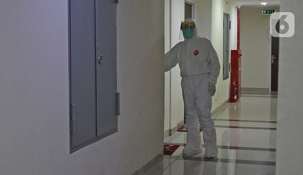 dr Rahmadi Iwan Guntoro, Sp.P memakai alat pelindung diri (APD) tingkat 3 saat memasuki ruang rawat pasien di Rumah Sakit Haji, Jakarta, Kamis (9/4/2020). Tenaga medis yang menggunakan APD tingkat 3 yaitu dokter, perawat, dan petugas laboran (laboratorium). (Liputan6.com/Herman Zakharia)