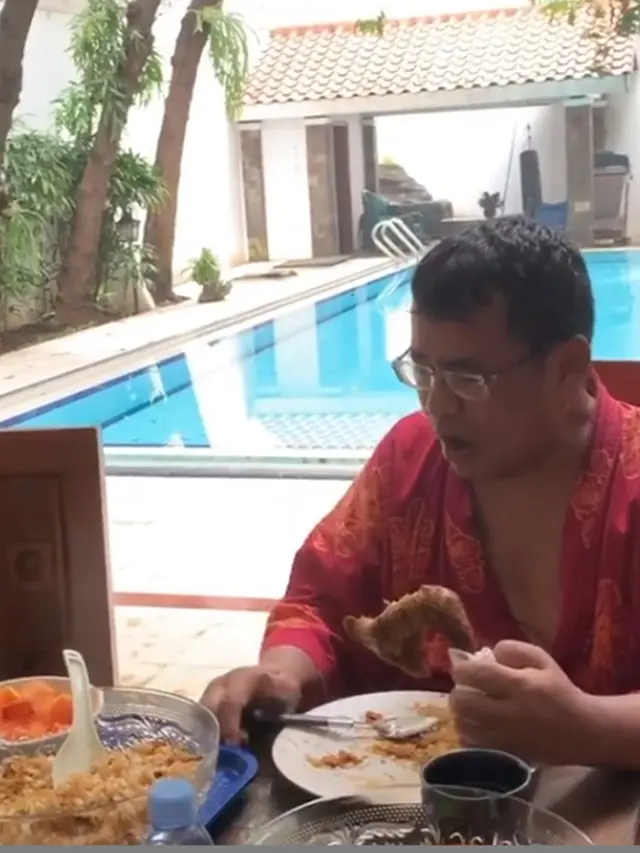 5 Potret Hotman Paris Isolasi di Rumah, Sibuk Masak Sendiri