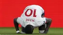 Striker Liverpool, Sadio Mane, merayakan gol yang dicetaknya ke gawang Crystal Palace pada laga Premier League di Stadion Selhurst Park, London, Sabtu (23/11). Palace kalah 1-2 dari Liverpool. (AFP/Ian Kington)