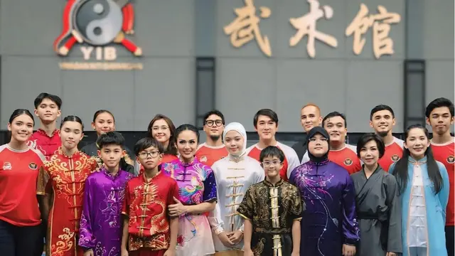 Krisdayanti mengenakan baju wushu bersama tim Indonesia saat latihan. [@krisdayantilemos]