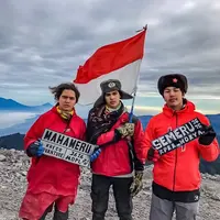 Al Ghazali bersama El Rumi dan Dul Jaelani di puncak Mahameru (Instagram/alghazali7)