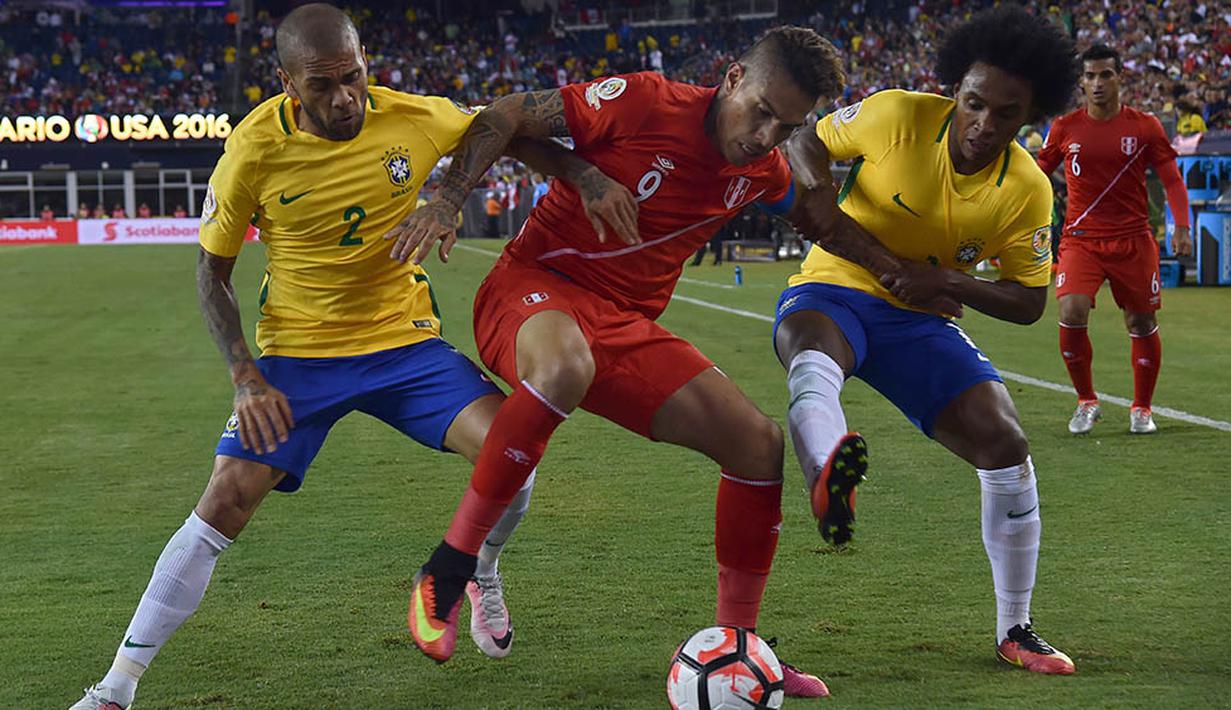 Pemain Peru, Paulo Guerrero, berusaha melewati pemain Brasil, Dani Alves, pada laga Grup B Copa America Centenario. Gol tunggal Peru tercipta pada menit ke-75 melalui Raul Ruidiaz. (AFP/Hector Retamal)